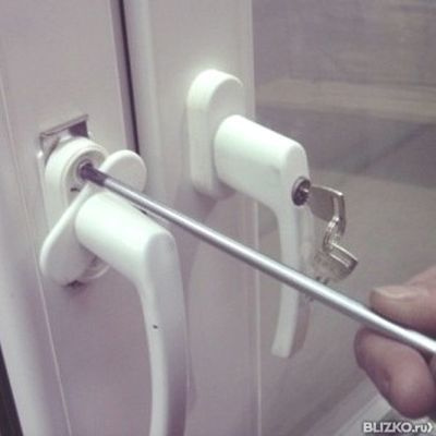 Регулировка пластиковых дверей от компании все для окон и дв.