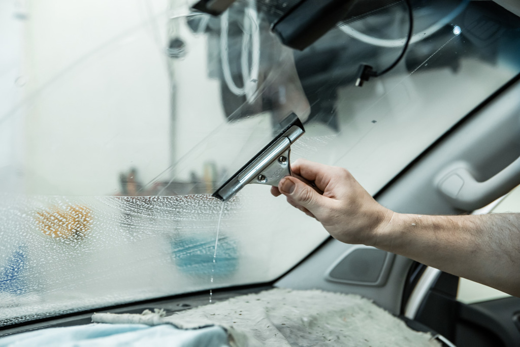 Водителей в России могут оштрафовать за мытье стекол и номерного знака с 1 марта 2022 года