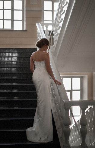 Свадебное платье - бюстье с накидкой-рукавами из органзы со шлейфом