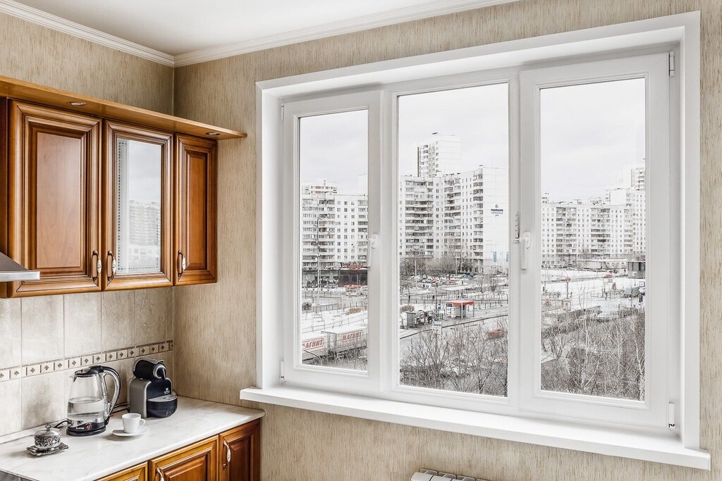 Панельное окно. Окно в квартире. Пластиковые окна в квартире. Пластиковое окно на кухню. Пластиковые окна хрущевка.